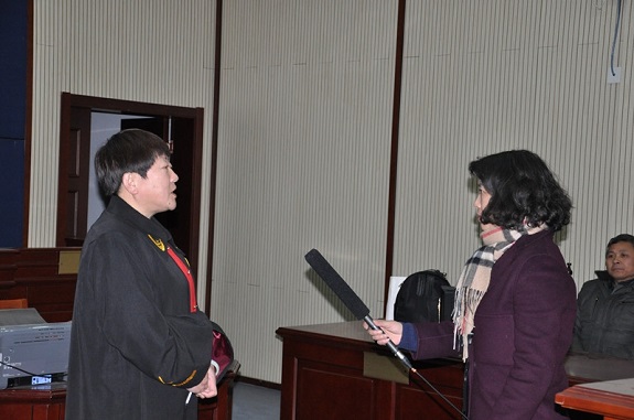图五：刚结束庭审的承办法官在法庭接受采访.jpg