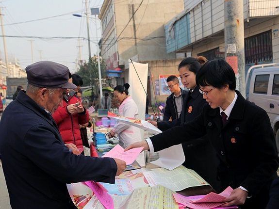 桥头人民法庭干警向村民解说《老年人权益保障法》.jpg