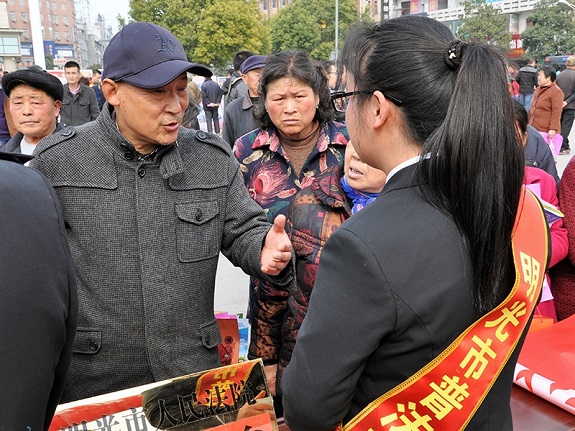 干警对市民法律咨询耐心解答.jpg