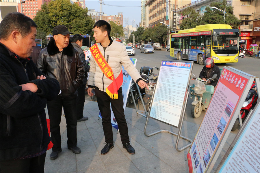 志愿者为市民讲解民政政策法规.jpg