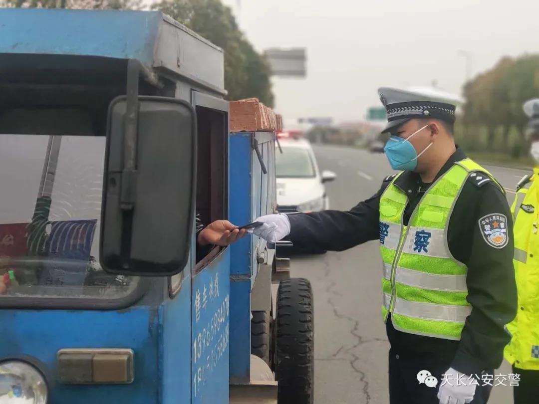 天长公安交警重拳出击 强力整治无牌无证无保险农用车