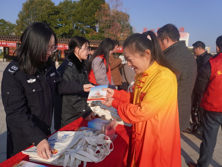 天长市开展2024年“宪法宣传周”集中 宣传活动