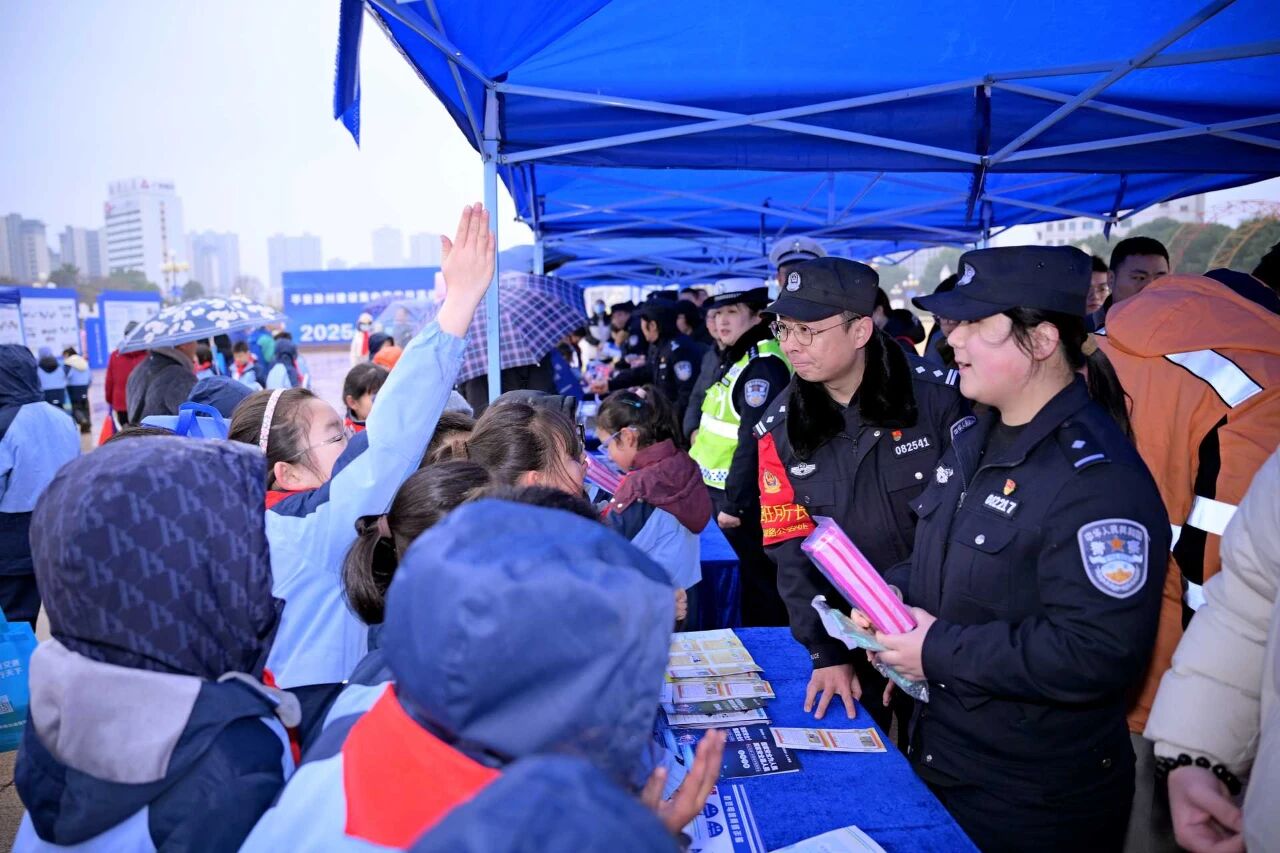 滁州市开展“携手爱路护路 共创平安铁路”主题宣传活动